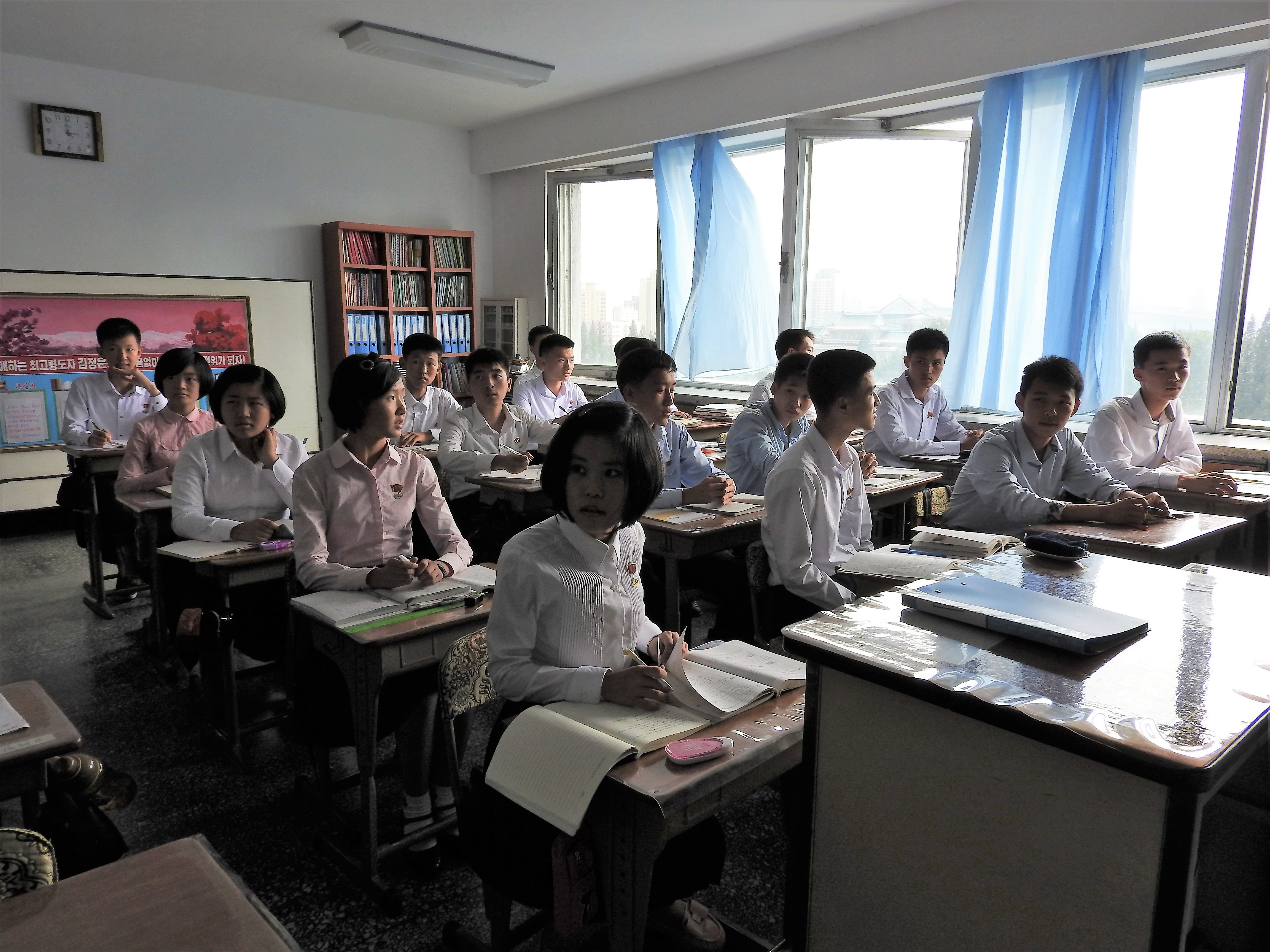 Корейская старшая школа. Старшая школа в Северной Корее. Средняя школа Северной Кореи. Средняя школа в Южной Корее. Образование в Северной Корее средняя школа.